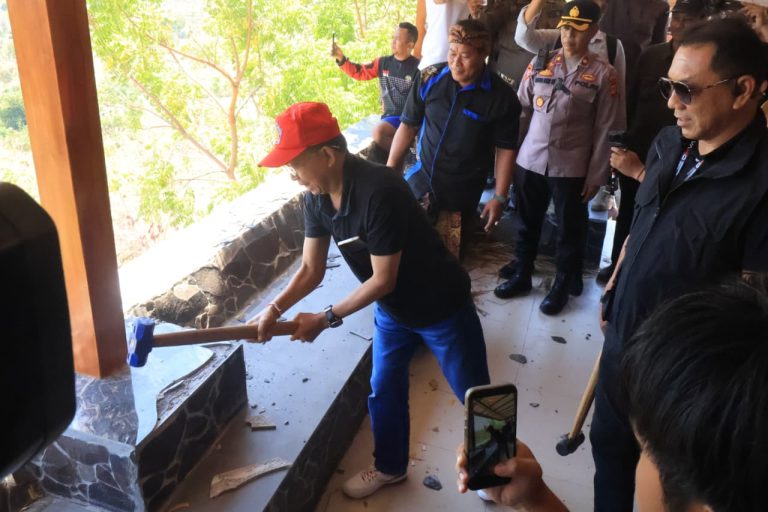 Tegas, Gubernur Koster Pimpin Langsung Pembongkaran Bangunan Vila di Areal Perhutanan Sosial Hutan Desa Pejarakan