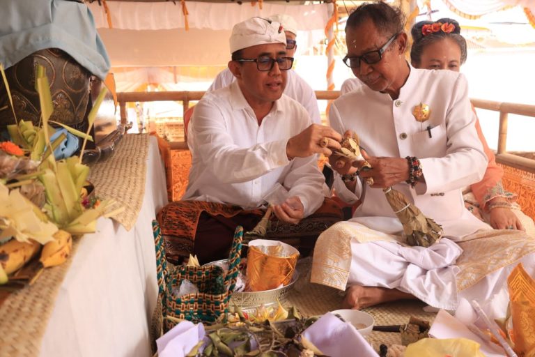 Wali Kota Jaya Negara Hadiri Prosesi Ngajum Karya Pitra Yadnya dan Atma Wedana Desa Adat Serangan
