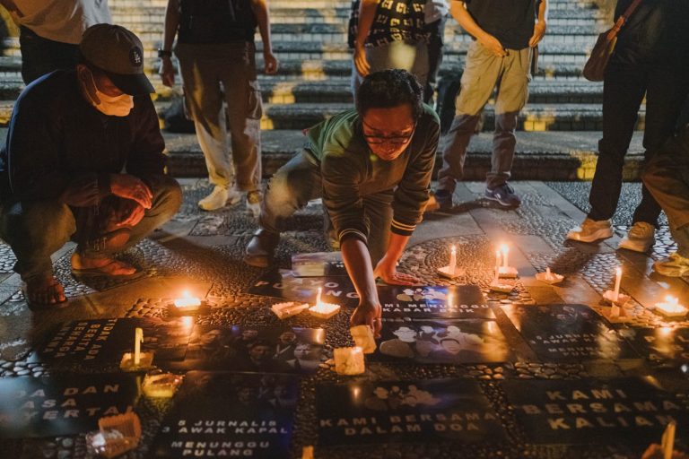 Memasuki Hari Ke-7 Pencarian 5 Jurnalis, Puluhan Wartawan di Bali Gelar Doa Bersama