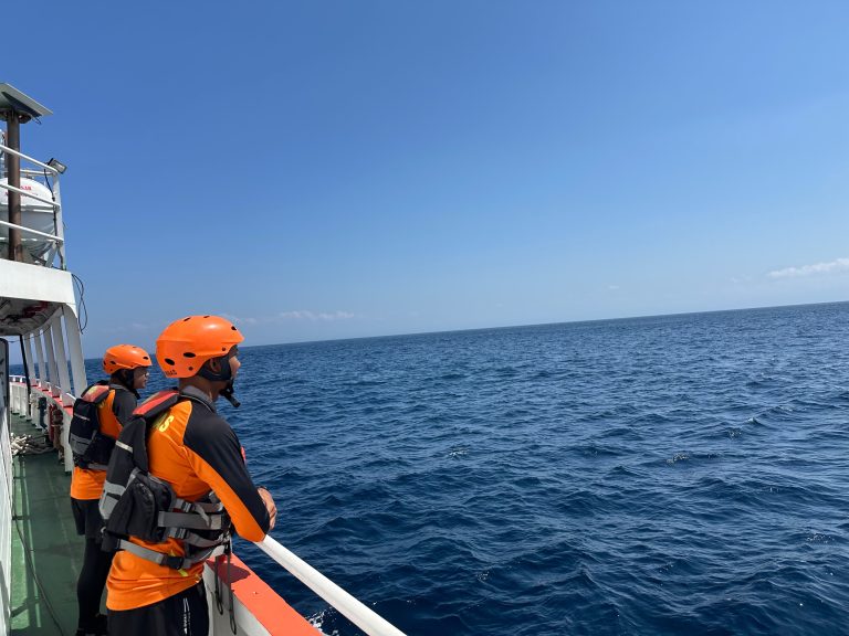 Gelombang 4 Meter Hambat Tim SAR Cari 3 Korban Hilang di Perairan Manta Point