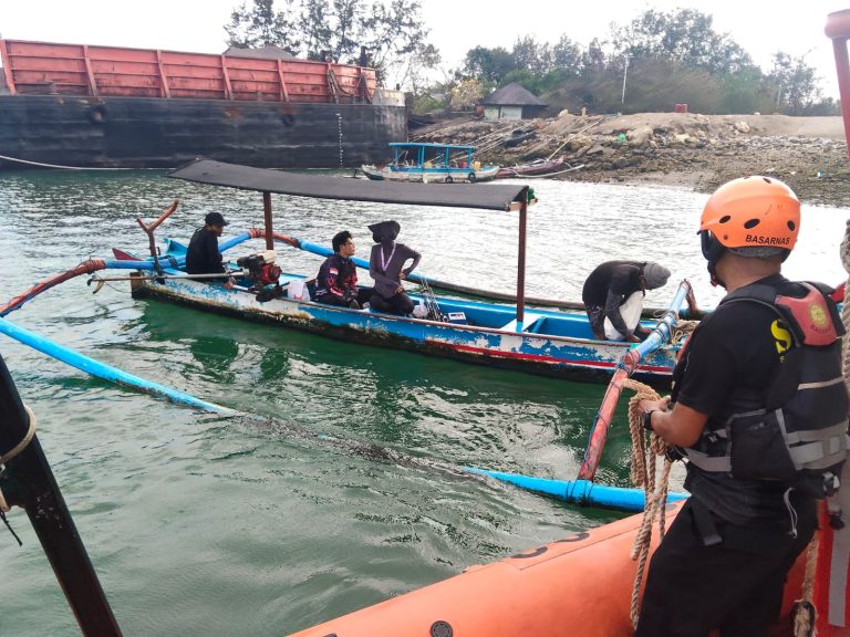 Terombang-ambing di Laut Benoa akibat Kehabisan BBM, 4 Orang Dievakuasi