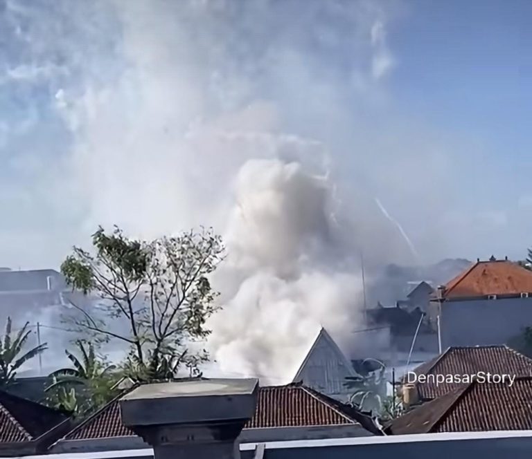 Kebakaran Gudang Kembang Api Siulan Denpasar: 8 Unit Pemadam Dikerahkan, 2 Korban Mengalami Luka