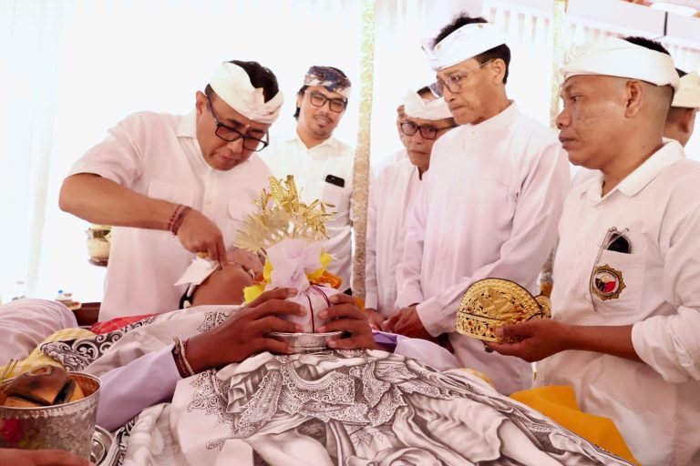 Wali Kota Jaya Negara Ngayah Nyangging Serangkaian Karya di Pura Dalem Penataran Sari Banjar Pekandelan Desa Adat Denpasar