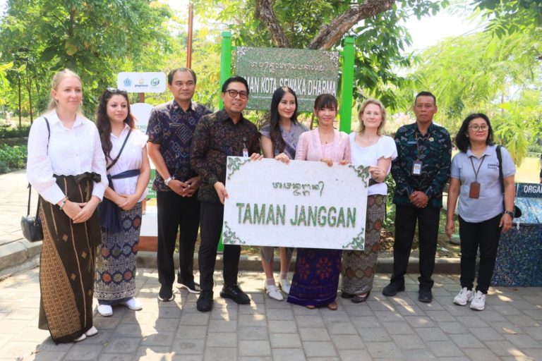 Pemkot Denpasar Gandeng BWC dan Pepsico Kelola Sampah Kemasan Untuk Fasilitas Publik, Papan Nama Taman Kota Jadi Percontohan