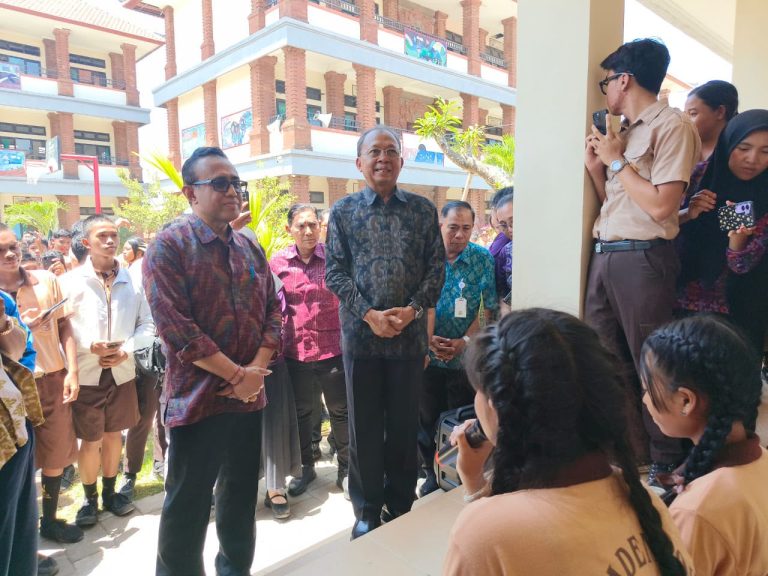 Jaya Negara Dampingi Gubernur Koster Kunjungi SMPN 13 Denpasar