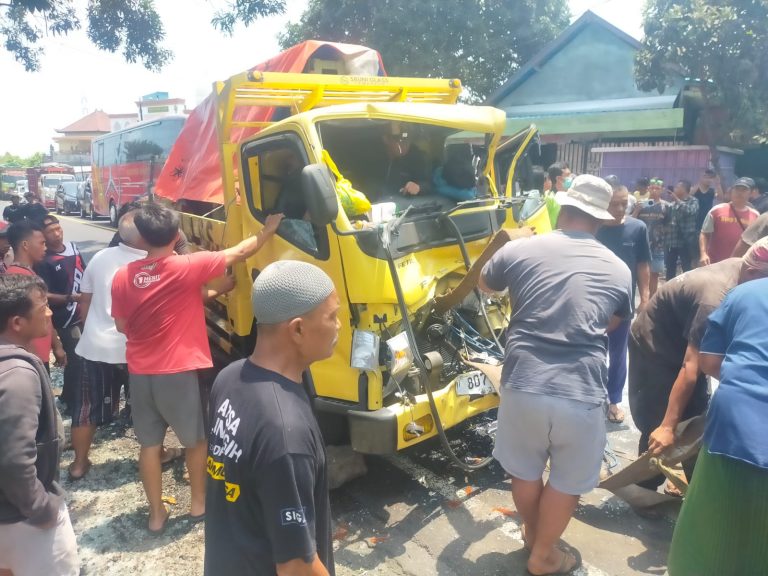 Lakalantas di Jalur Denpasar – Gilimanuk, Truk Adu Jangkrik