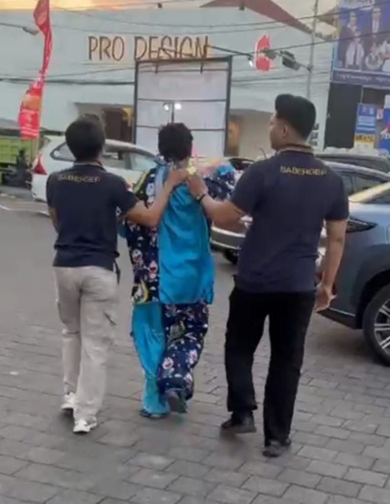 Satpol PP Denpasar Tertibkan Lima Pedagang Acung dan Badut dalam Operasi SABERGEP