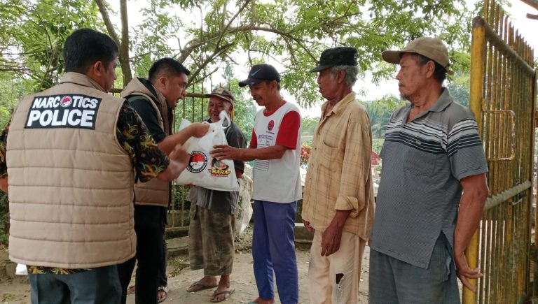 Jumat Berkah Satresnarkoba Polres Batu Bara Berbagi Sembako ke Penggali Kubur dan Sosialisasi Bahaya Narkoba