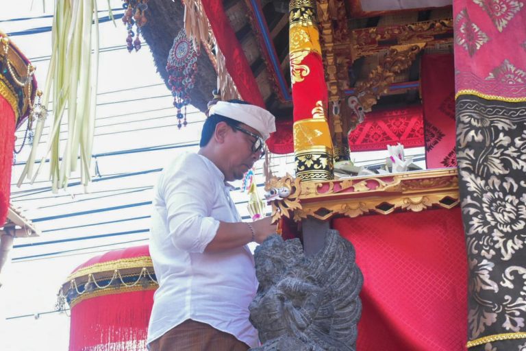 Wawali Arya Wibawa Hadiri Karya Melaspas di Pura Panti Pasek Gelgel Pedungan
