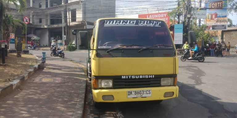 Kecelakaan Maut di Simpang Unud Jimbaran: Pemotor Tewas Usai Terlindas Truk