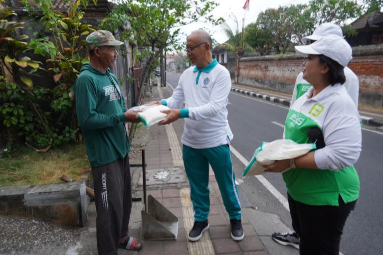 Warga Jaga Kebersihan Lingkungan, Dapat Apresiasi Beras 5 Kg dari TP PKK Provinsi Bali
