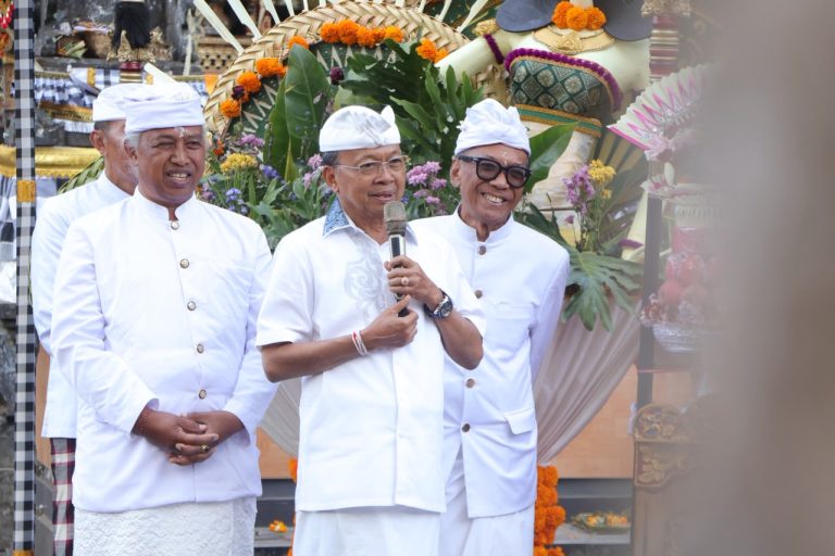 Tangkil Ngaturang Bhakti di Pura Bukit Mentik, Gubernur Koster Tegaskan Komitmen Jaga Peradaban Bali