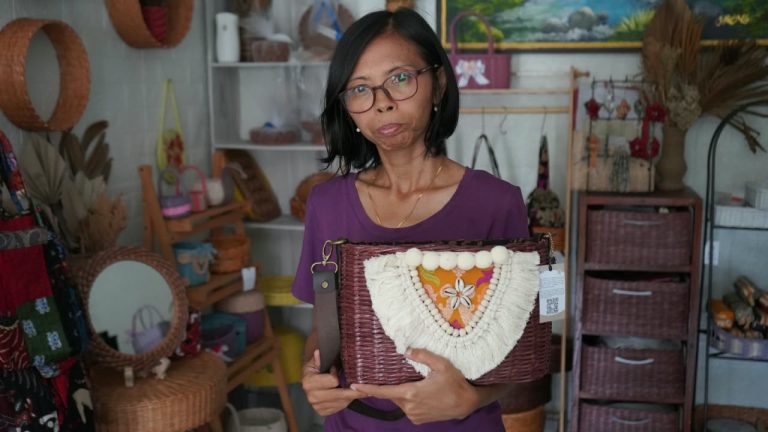 Kisah Inspiratif Luh Rusmiati, Dari Tumpukan Koran Jadi Kerajinan Bernilai Ekonomi