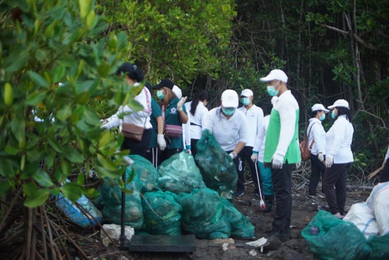 Kolaborasi dengan Sungai Watch dan Relawan, Gerakan Kulkul PKK dan Posyandu Bersihkan Kawasan Hutan Bakau Sidakarya
