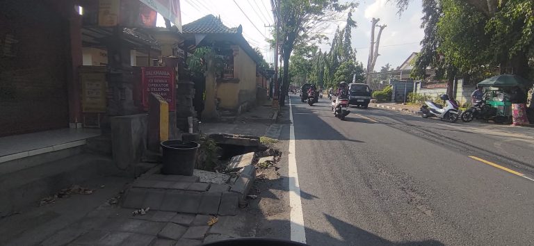 Trotoar Jalan A Yani Rusak