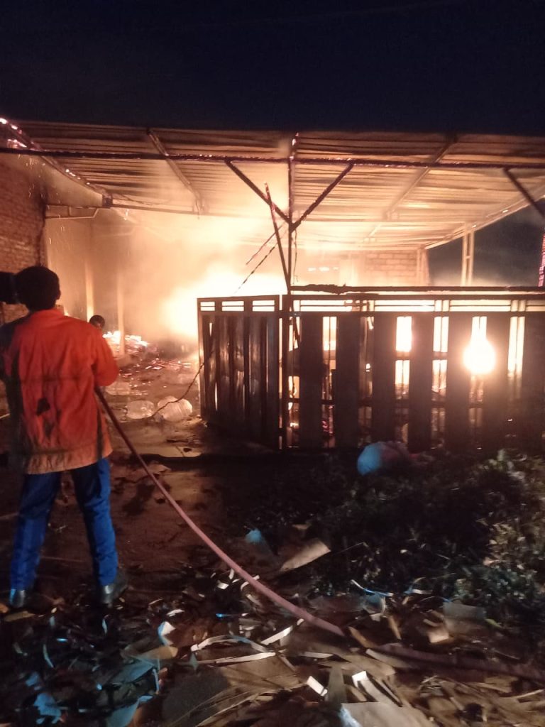 Rumah Pembuatan Paper Bag di Tegal Badeng Timur Terbakar