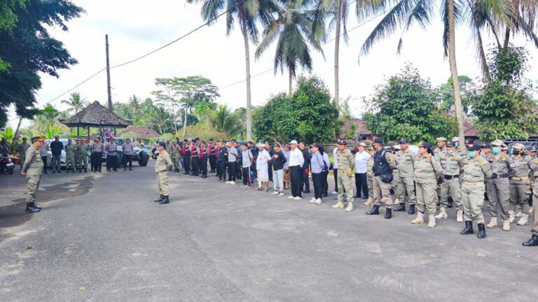 Satpol PP Bangli Tertibkan Bangunan Kanopi dan Tembok di Jalan Usaha Tani Tegalalang