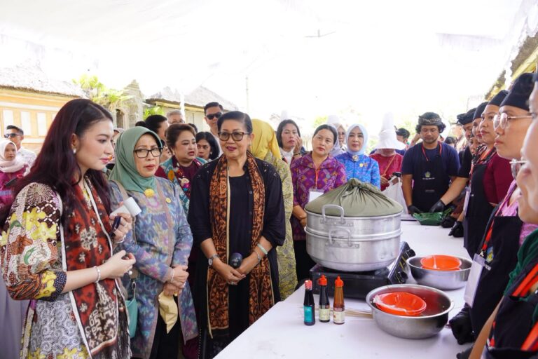 Selvi Gibran Dorong Regenerasi Penenun Geringsing, Putri Koster Tekankan Kualitas dan Nilai Wastra Tradisional Bali