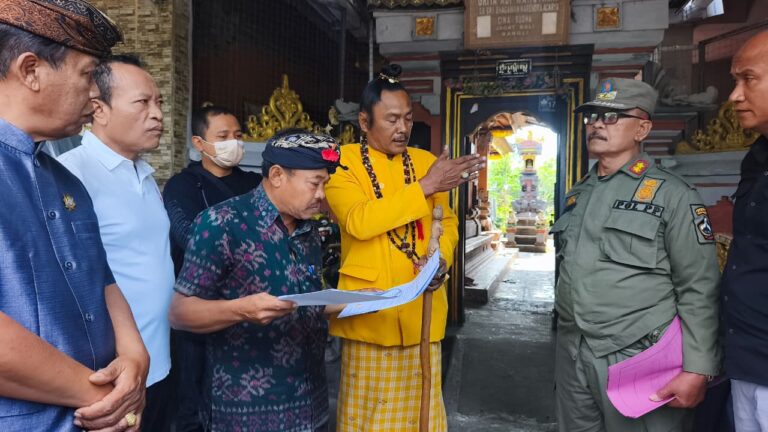 Satpol PP Bangli Tertibkan Bangunan Kanopi dan Tembok di Jalan Usaha Tani Tegalalang