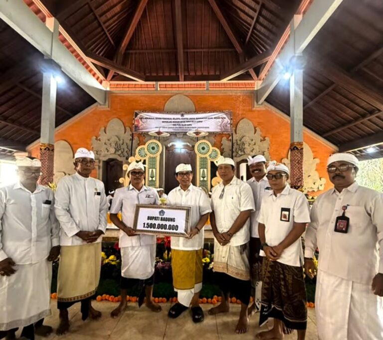 Anggota DPRD Badung I Made Rai Wirata Dampingi Bupati Hadiri Puncak Karya di Pura Dalem Surya Sembung Sobangan