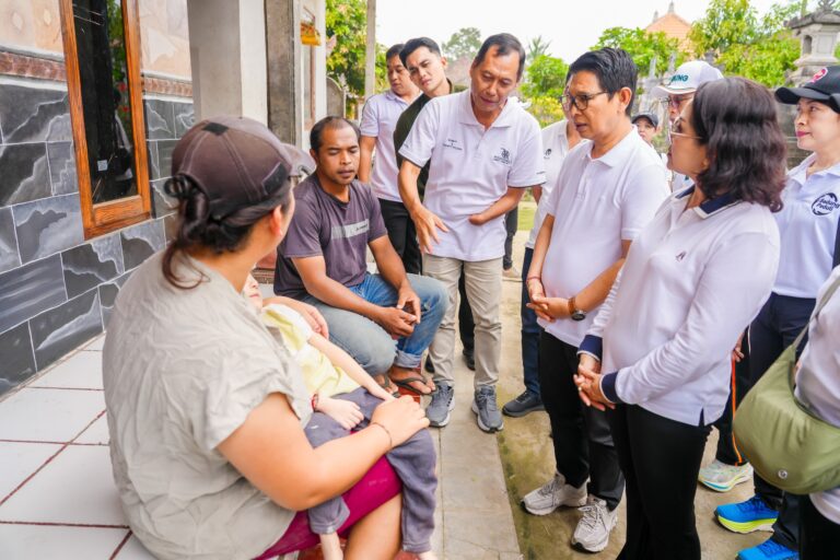 Bupati dan Ketua K3S Badung Serahkan Bantuan Kursi Roda dan Sembako di Kecamatan Petang